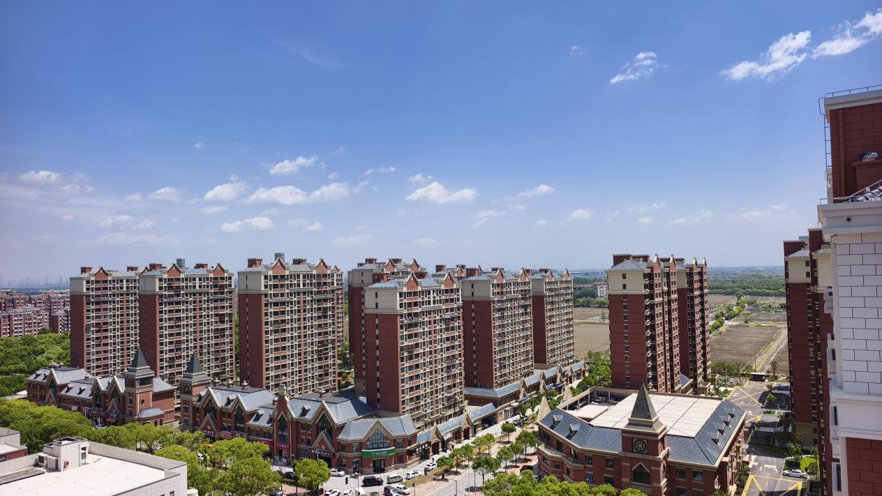 松江区新浜镇类集建区项目是恩贝斯聚氨酯门窗在上海动迁安置房领域的应用案例。项目通过多种聚氨酯系列产品的组合配置，在控制建造成本的同时满足了安置房对门窗保温性能的基本要求。该项目的实施体现了恩贝斯产品在住房领域的经济适用性与推广远景，展示了聚氨酯门窗在更大范围内的绿色建材普及前景。