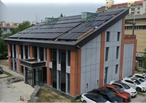 新疆建筑科学研究院零能耗示范项目是恩贝斯聚氨酯门窗在极低能耗标准下的标杆案例。面对Kw < 0.8 W/(m²·K)的超高保温要求，项目创新性地采用EBS760系列聚氨酯门窗配合真空复合中空玻璃，满足了严寒地区建筑节能的极端需求。该项目不仅是新疆零能耗建筑的技术里程碑，也充分验证了恩贝斯聚氨酯门窗在极端气候条件下满足零能耗建筑标准的卓越性能，是恩贝斯产品在高标准零能耗示范工程中的经典应用。