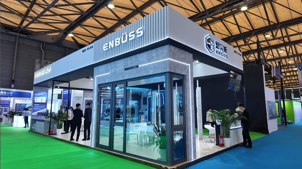 辽宁亚太轻材项目是恩贝斯聚氨酯门窗在东北工业建筑中的典型应用。面对东北地区冬季严寒的气候条件，项目根据办公楼与厂房的不同功能需求，采用了差异化的保温标准。办公楼EBS73系列内侧覆膜设计在满足保温要求的同时提升了建筑内装品质，厂房EBS55系列则以经济实用的方案满足基础节能需求。该项目的成功实施，验证了恩贝斯聚氨酯门窗在严寒地区工业建筑中的可靠性能与灵活适配能力。