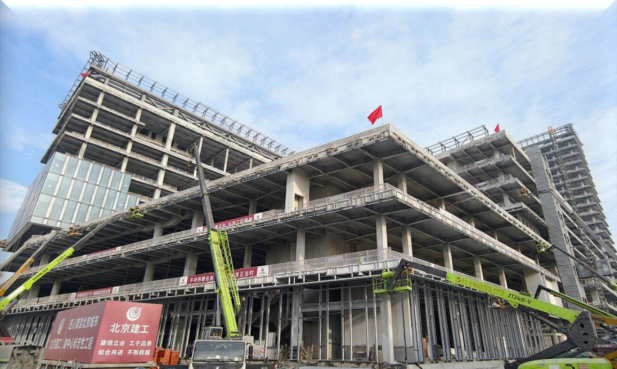 北京华夏银行通州超低能耗示范项目是恩贝斯复合材料在幕墙领域的典型应用。作为北京公共建筑首要单体规模的超低能耗示范项目，该项目对幕墙系统的保温、气密及结构性能提出了极高要求。恩贝斯低碳复材幕墙窗与复材护边产品以其优异的保温性能和低导热系数，配合地源热泵、光伏屋面等节能技术，共同助力项目实现每年减碳8000吨的目标。该项目的成功实施，标志着恩贝斯复材产品在超低能耗幕墙领域的应用达到了行业先进水平，是恩贝斯助力首都绿色低碳发展的里程碑式案例。